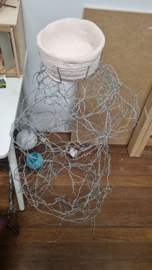 Vincent Su, Untitled, ceramic and wire.